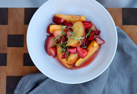 アプリコットとイチゴの温かいフルーツの朝ご飯ボウル